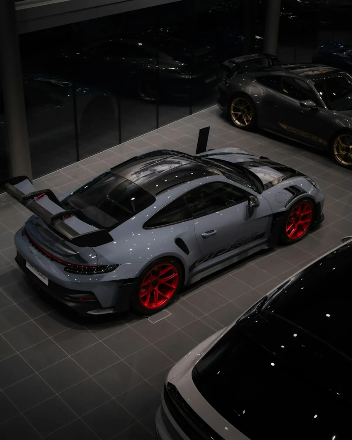 Showroom automotivo de luxo preparado para captação audiovisual