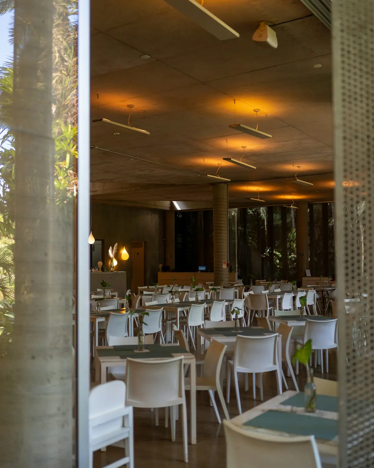 Restaurante de luxo vazio com iluminação quente e ambiente sofisticado